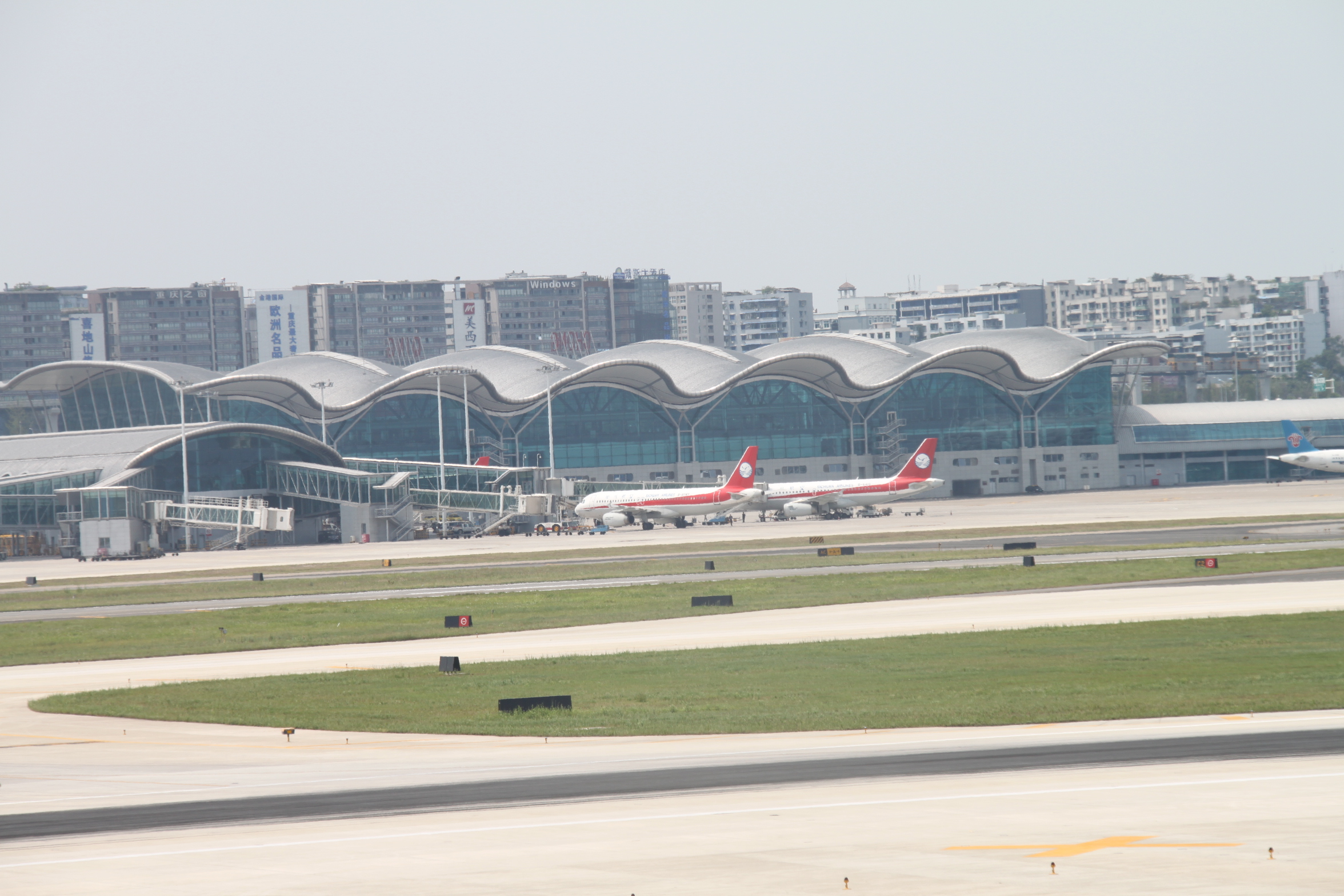 详细位置:江北机场航站楼对面推荐理由:飞机跑道旁的亲密行为,飞机从
